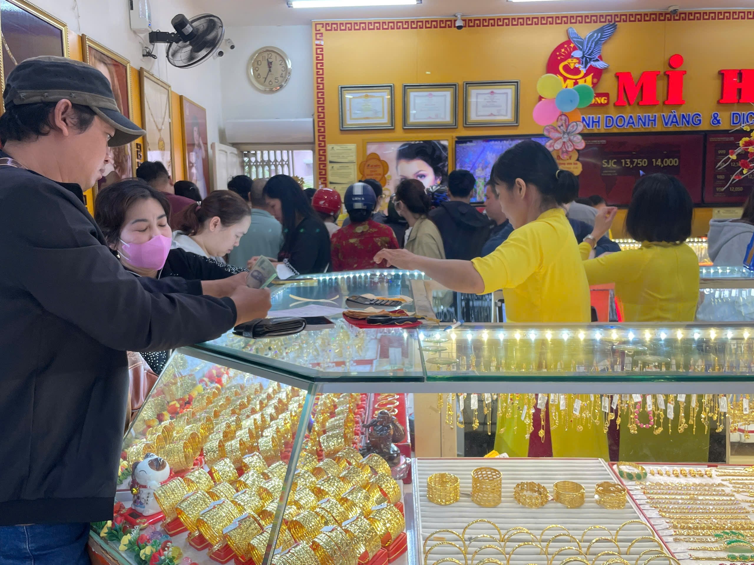 Khách đông nghẹt, tiệm vàng lâu đời tại TP.HCM giới hạn bán mỗi người