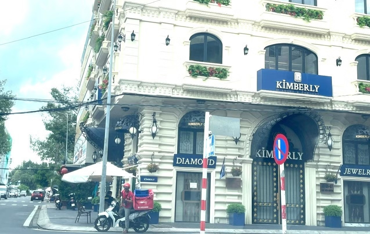 Tin mới việc cửa hàng kim cương nổi tiếng Cần Thơ 'cửa đóng then cài'