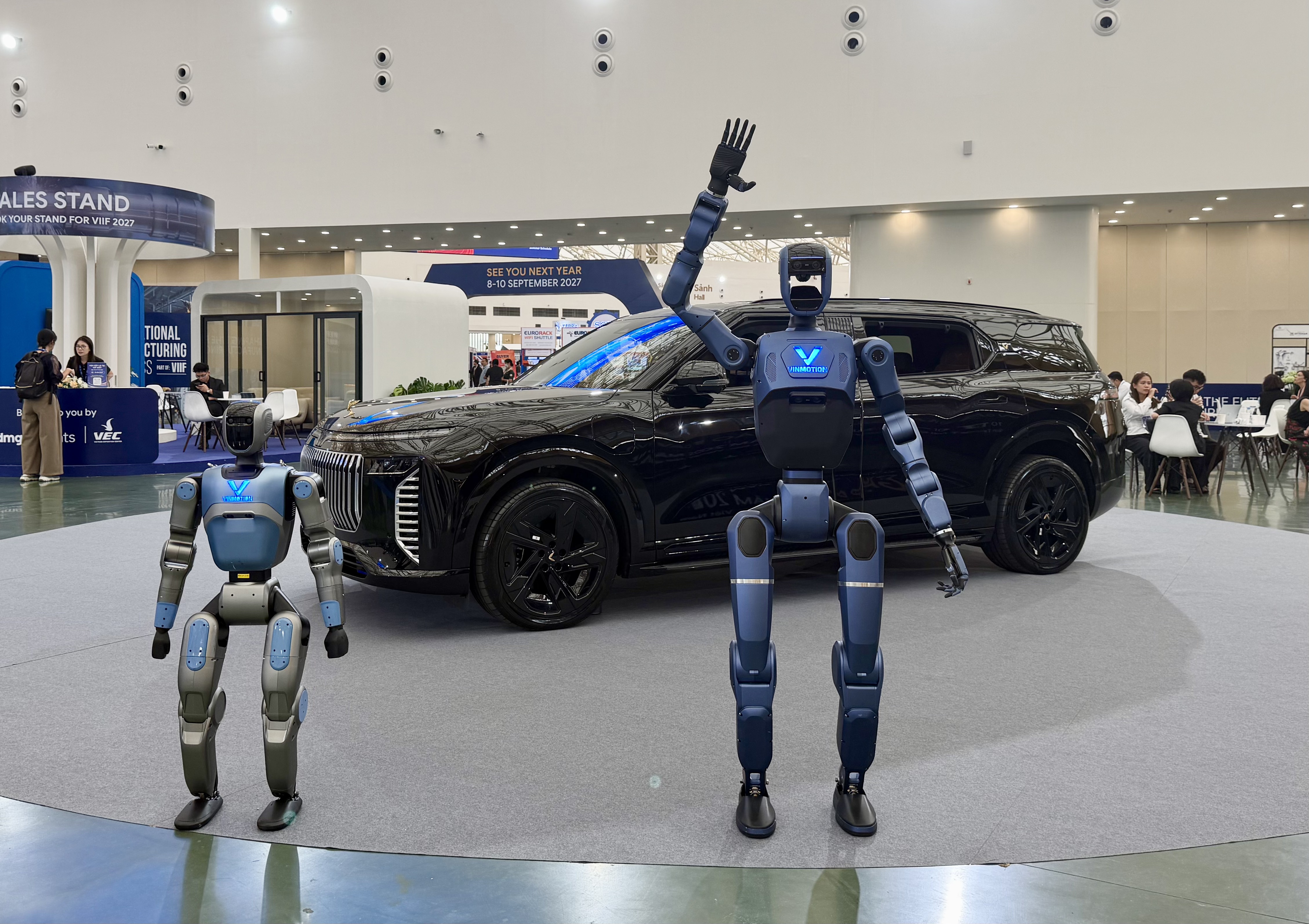 Loạt xe điện, robot, công nghệ mới đang được giới thiệu tại Hà Nội
