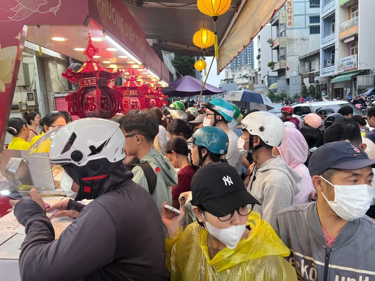 Người dân xếp hàng mua bánh trung thu ở TP.HCM