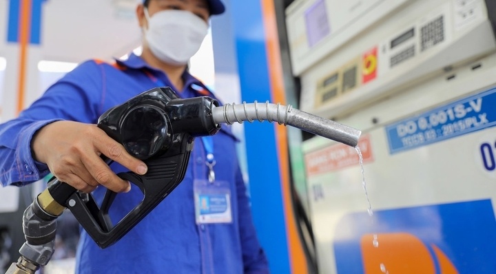 trạm xăng n&ocirc;̉i ảnh 2