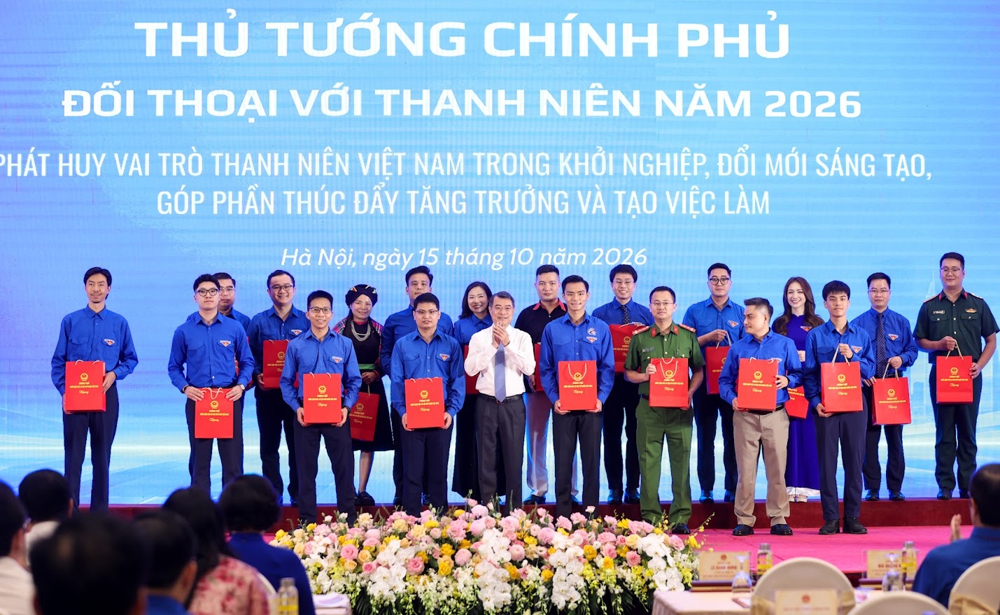 người trẻ mua nh&agrave; ảnh 2