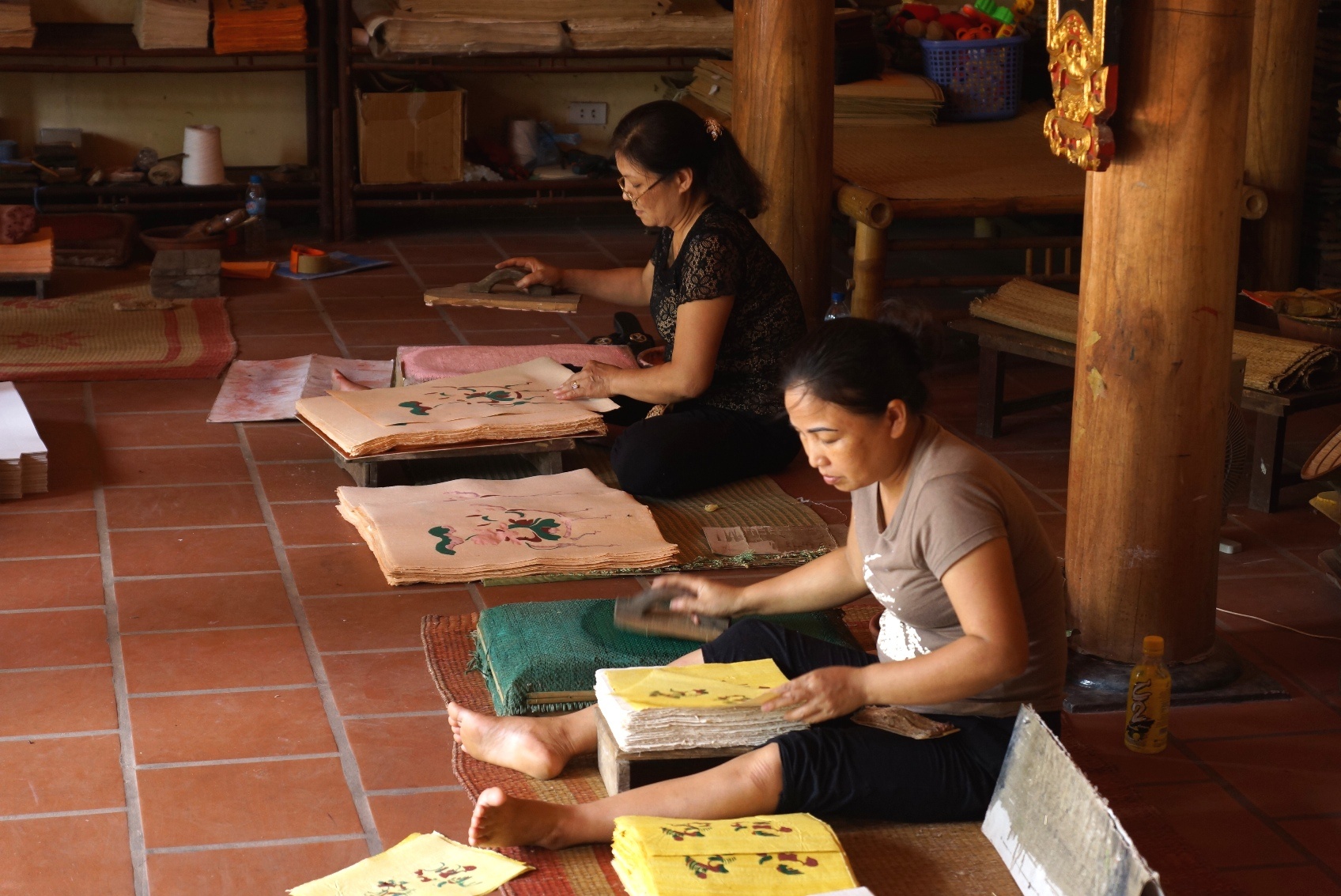 Lao nghe nhan va co ngoi chuc ty tu tranh Dong Ho hinh anh