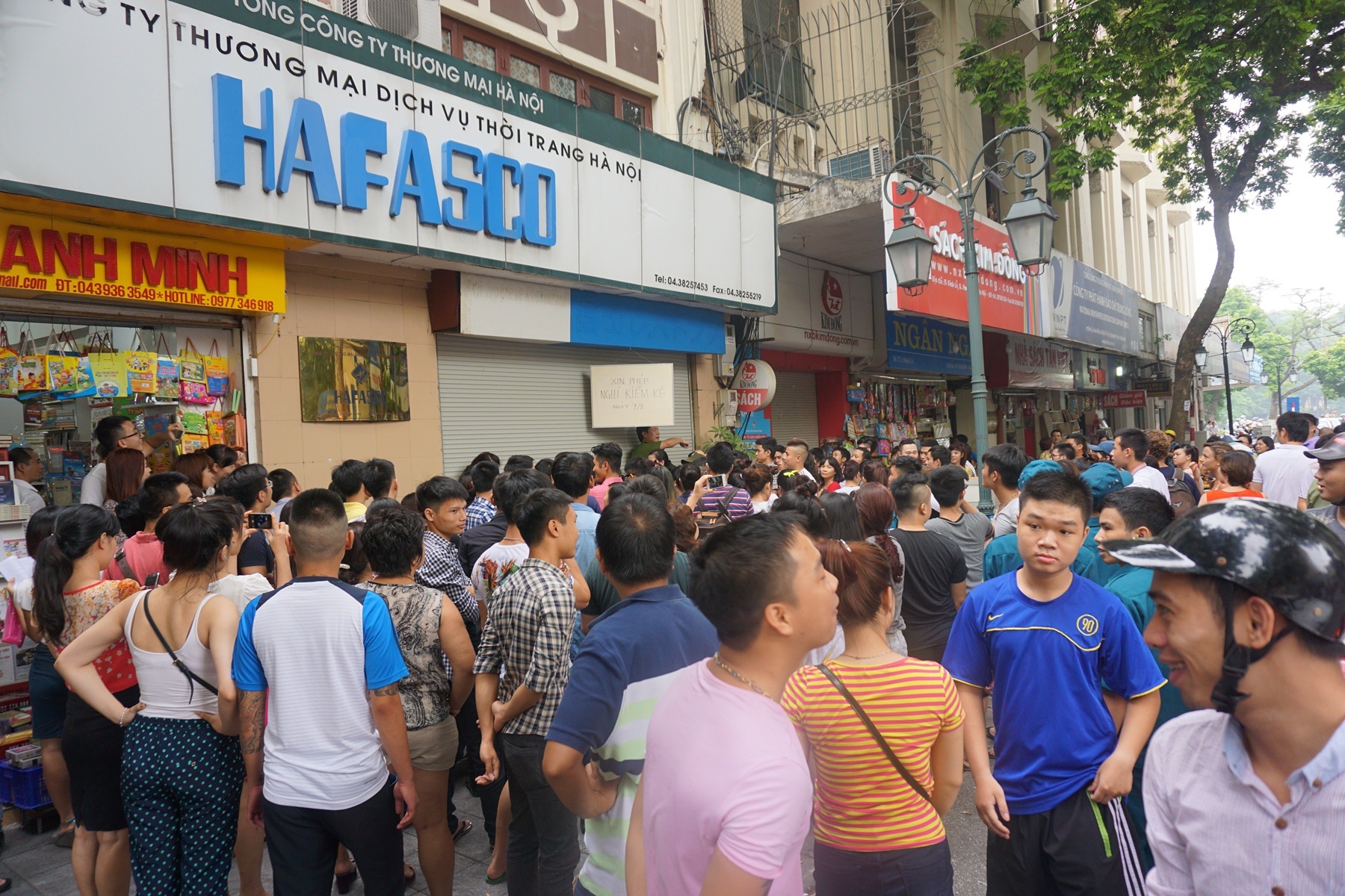 'Phuc kich' tu 6h sang de mua hang hieu Gucci thanh ly hinh anh