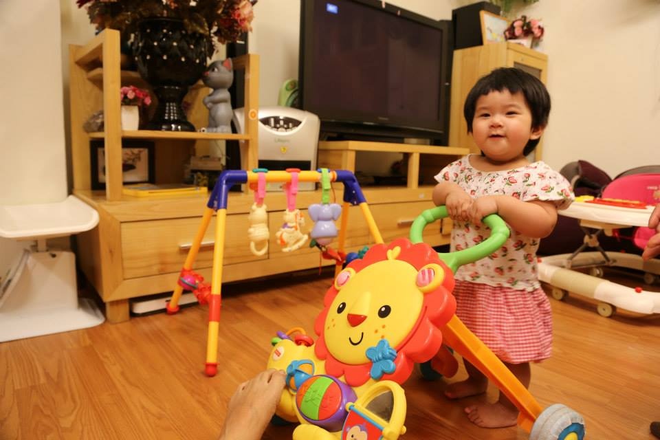 So hang cho, bo me bo tien thue do choi hieu cho con hinh anh