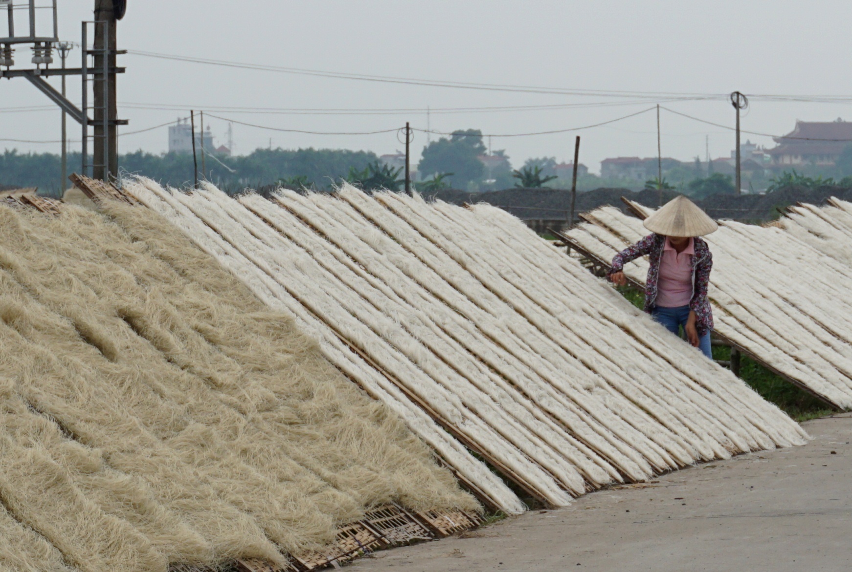 Vi sao mi, mien ban ngoai cho co gia re? hinh anh