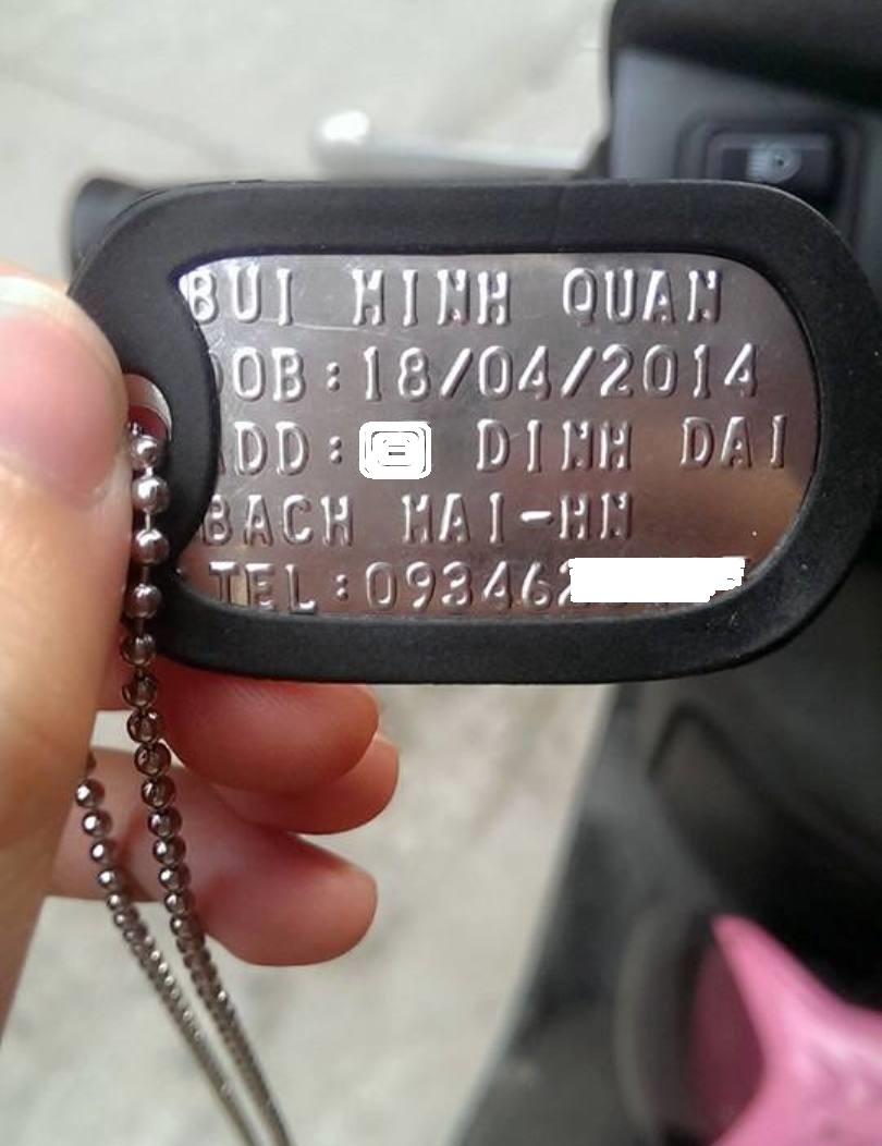 Bo me dua nhau mua the dogtag chong lac cho con hinh anh
