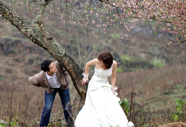 Kieng do cu, co dau dua may vay cuoi nhai hang hieu hinh anh