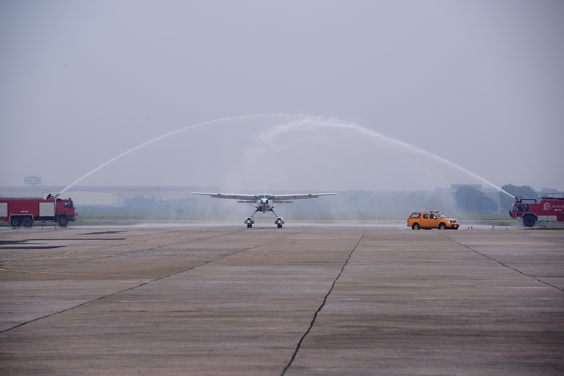 Sau khi đáp xuống sân bay quốc tế Nội Bài, hai chiếc thuỷ phi cơ đầu tiên về Việt Nam tham gia nghi thức 