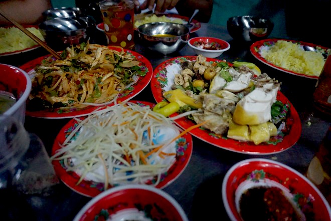 Ky luc ban com ga pho Hoi: 40 con ga, 42 kg gao/ngay hinh anh