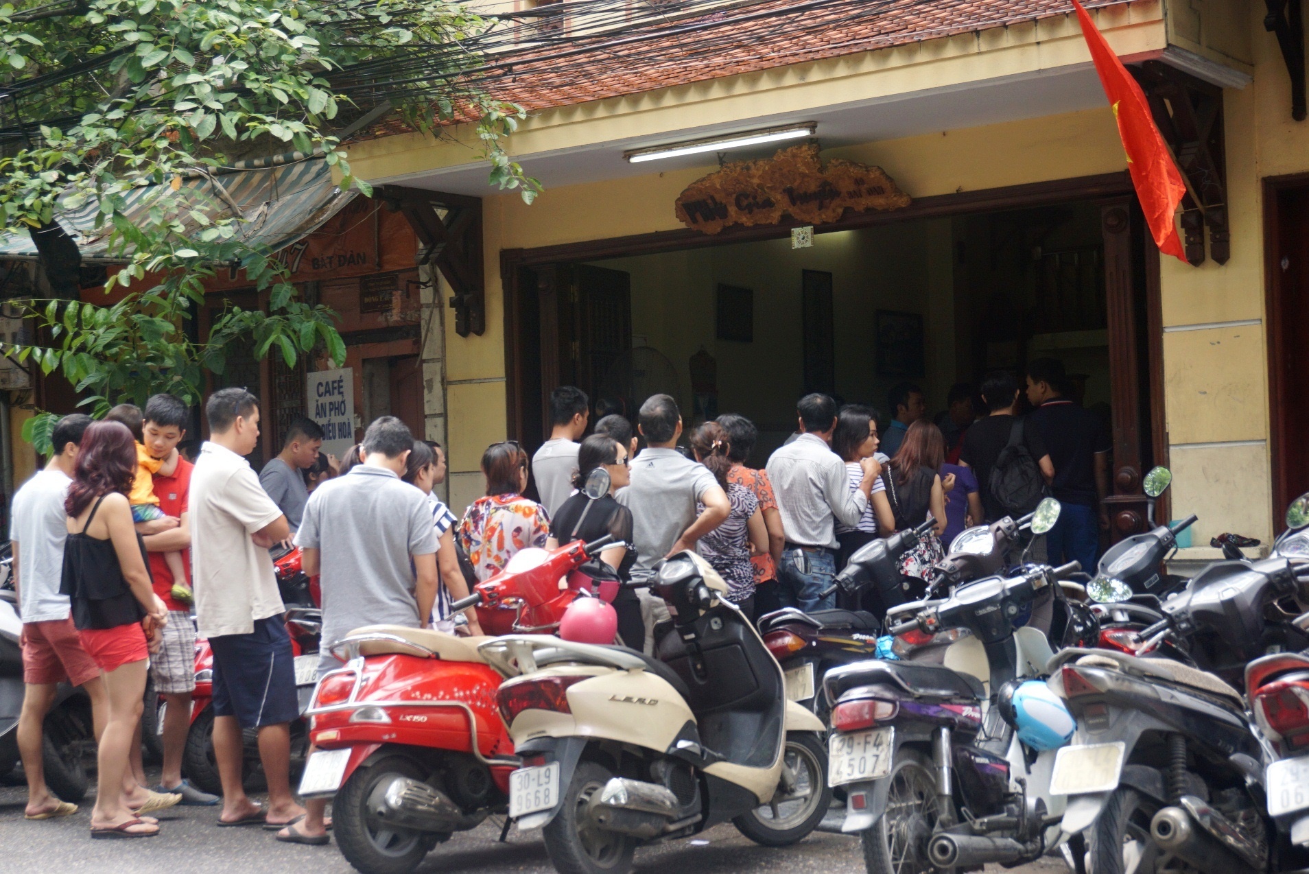 Khach ngoai o ve thu do xep hang an pho dip nghi le hinh anh