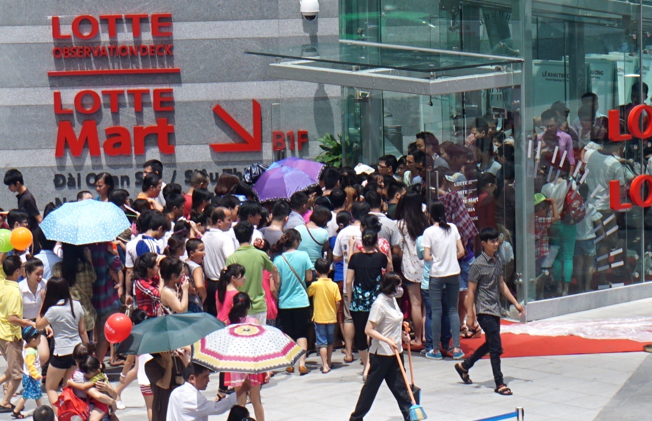 Hàng trăm hàng ngàn người chen chúc, giằng co nhau một chỗ đứng xuống khu vực tầng hầm, siêu thị.