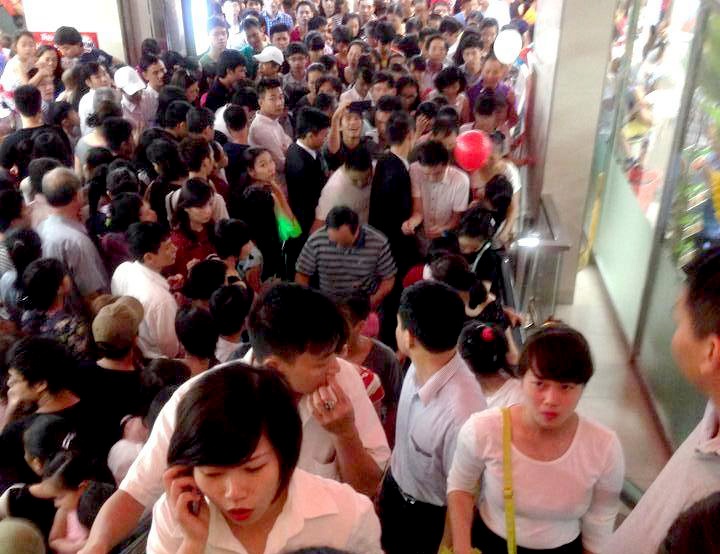 Hinh anh khong dep ngay khai truong toa thap cao thu nhi VN hinh anh