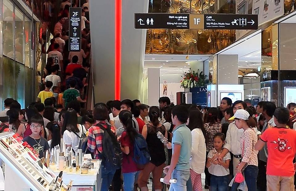 Phương Anh chia sẻ, khách tới tập trung phần lớn ở tầng 1 và chờ được chia tốp để lên các tầng trên. Khách hàng chủ yếu tới để tham quan, chen lấn nhau, tò mò ngắm nghía hàng hóa bán trong TTTM chứ rất ít người mua vì giá cả các món hàng ở đây đắt đỏ. Nhiều người cho biết đến khu mua sắm này do tò mò về một số dịch vụ, trong đó có đài quan sát. Tuy nhiên, hầu hết khách đều thất vọng vì dịch vụ này chưa được khai trương. Ảnh: NVCC