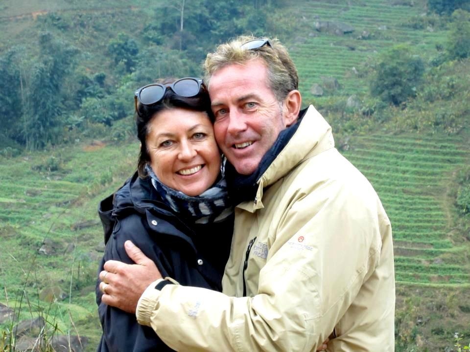 Cap vo chong Tay mo shop voi logo keu goi bao ve cho hinh anh