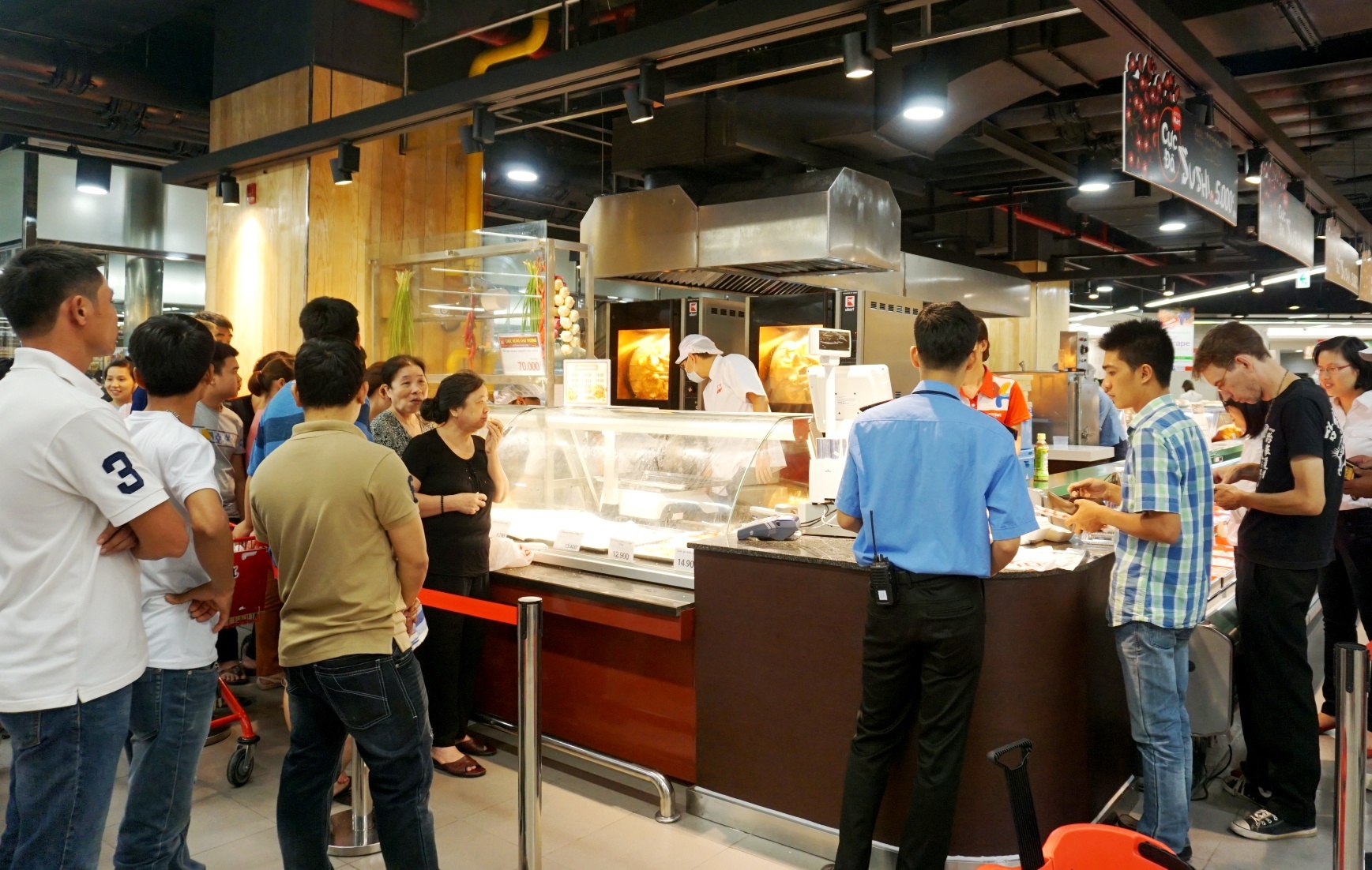 Vi sao khach xep hang mua do an o Lotte Center? hinh anh