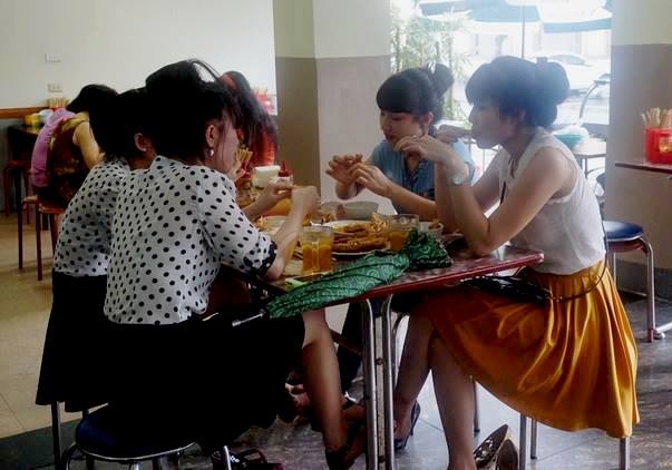 Ngoài giờ phục vụ các bữa chính, quán còn đông khách Hải Phòng tới ăn chơi các món đặc sản của nhà hàng. Ảnh: Diệp Sa.