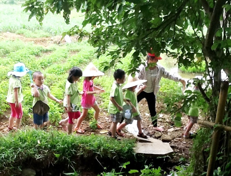 Nu tien si trong rau thom tu rung nguyen sinh ban theo combo hinh anh