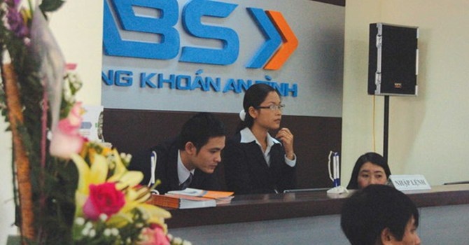 Hai cong ty chung khoan bi phat gan 300 trieu dong hinh anh