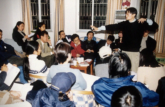 Năm 1999, Jack Ma (người đang đứng) cùng 17 người khác đã lên kế hoạch thành lập Alibaba, một đế chế internet của Trung Quốc cũng như thế giới sau này.