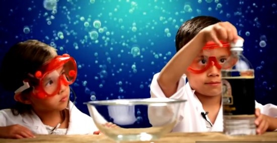 Hai anh em Evan và Jillian trong một video clip đánh giá trò chơi Angry Birds.