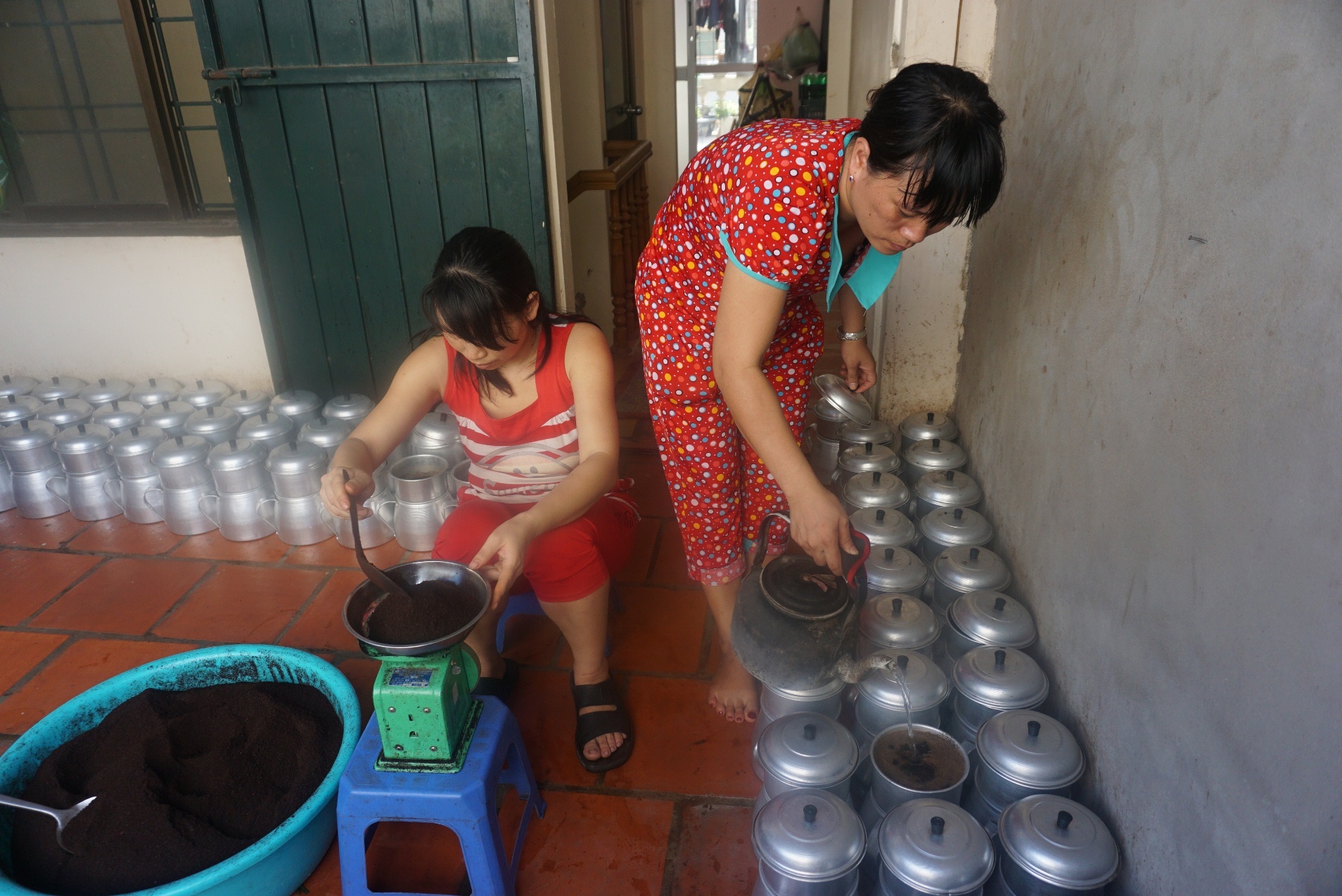 Cà phê được vợ anh Thời cùng nhân viên pha phin và đóng chai sẵn tại nhà. Ảnh: 