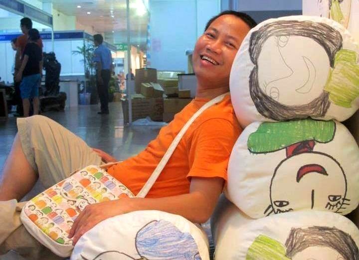 Giam doc cong ty 3 nam toan lo ban vui tuoi va hon nhien hinh anh