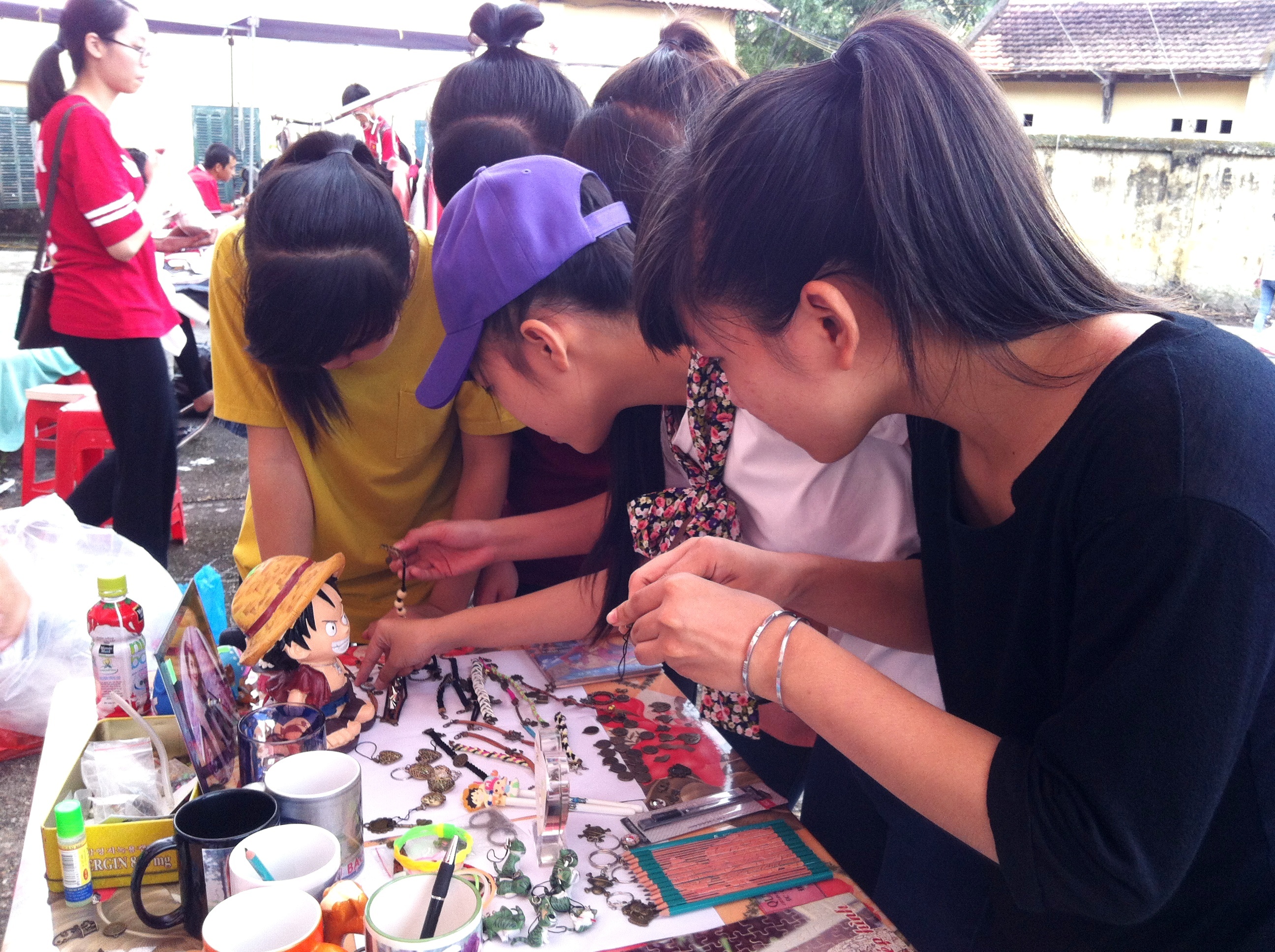 Hoi cho mua thu cua sinh vien Nong nghiep hut khach hinh anh