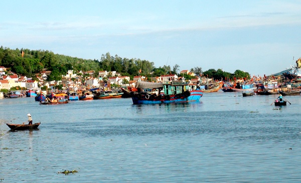 Lao ngu dai gia: Dong tau lon lam lai buon bien Dong hinh anh