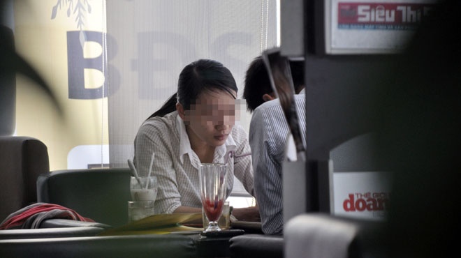 Nhiều sàn vàng sẵn sàng cho người chơi vay tiền với thủ tục hết sức đơn giản, chỉ cần photo giấy nhà đất, xe hơi, hộ khẩu... và 