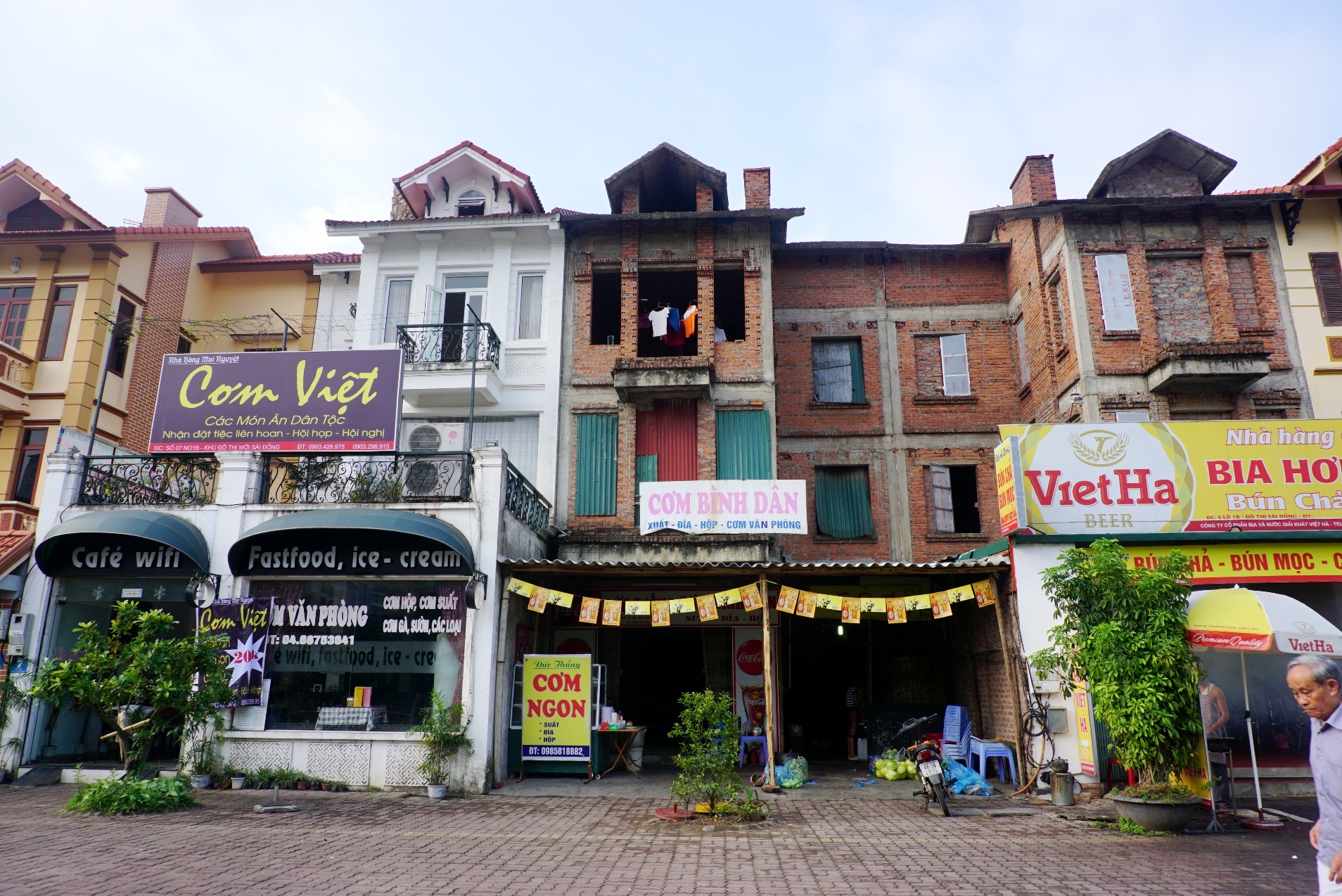 Pho biet thu nha giau ban com binh dan, ca phe vuon o Ha Noi hinh anh