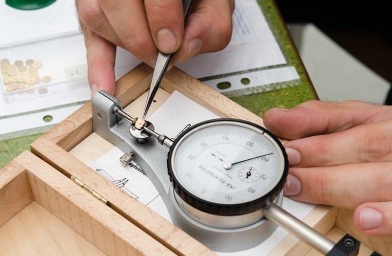 Dong ho 120 trieu duoc che tac ra sao? hinh anh