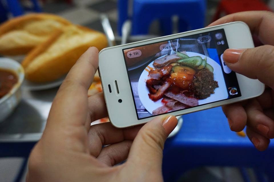 Cua hang banh mi ban 2.000 chiec/ngay o pho co Ha Noi hinh anh