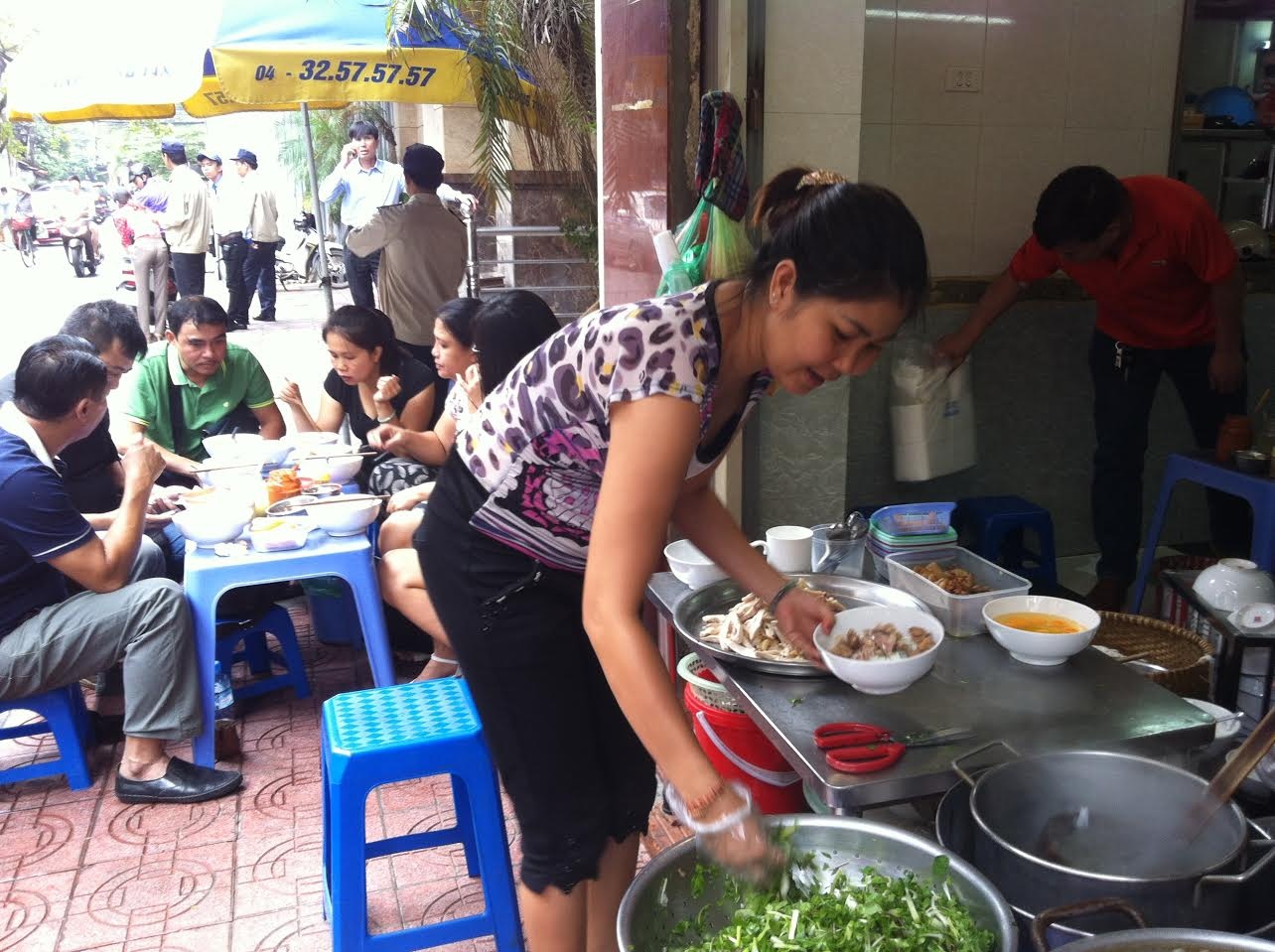 Hon 100.000 dong/bat pho ga an sang, khach van xep hang mua hinh anh