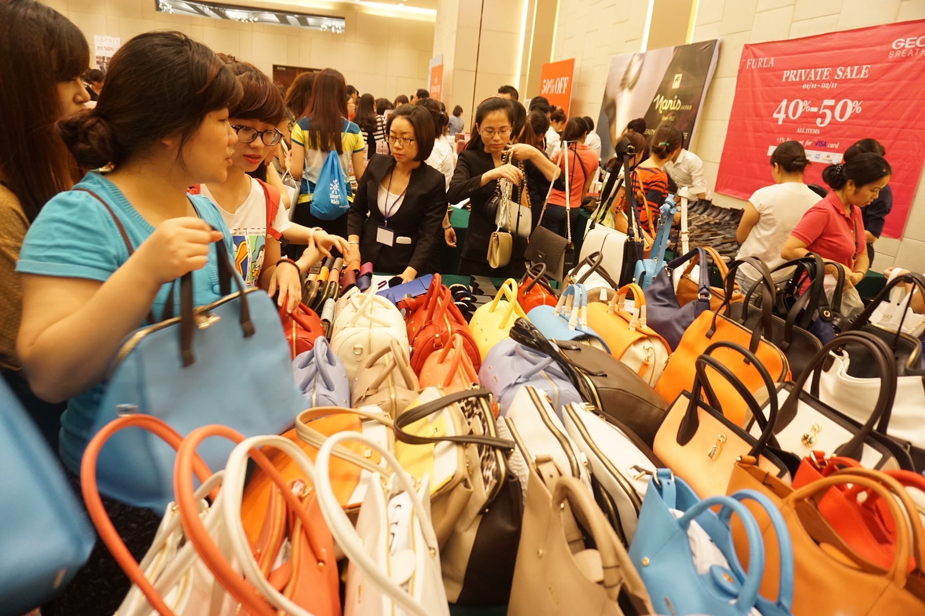 Dan sanh dieu chen nhau phat khoc mua hang hieu giam gia hinh anh