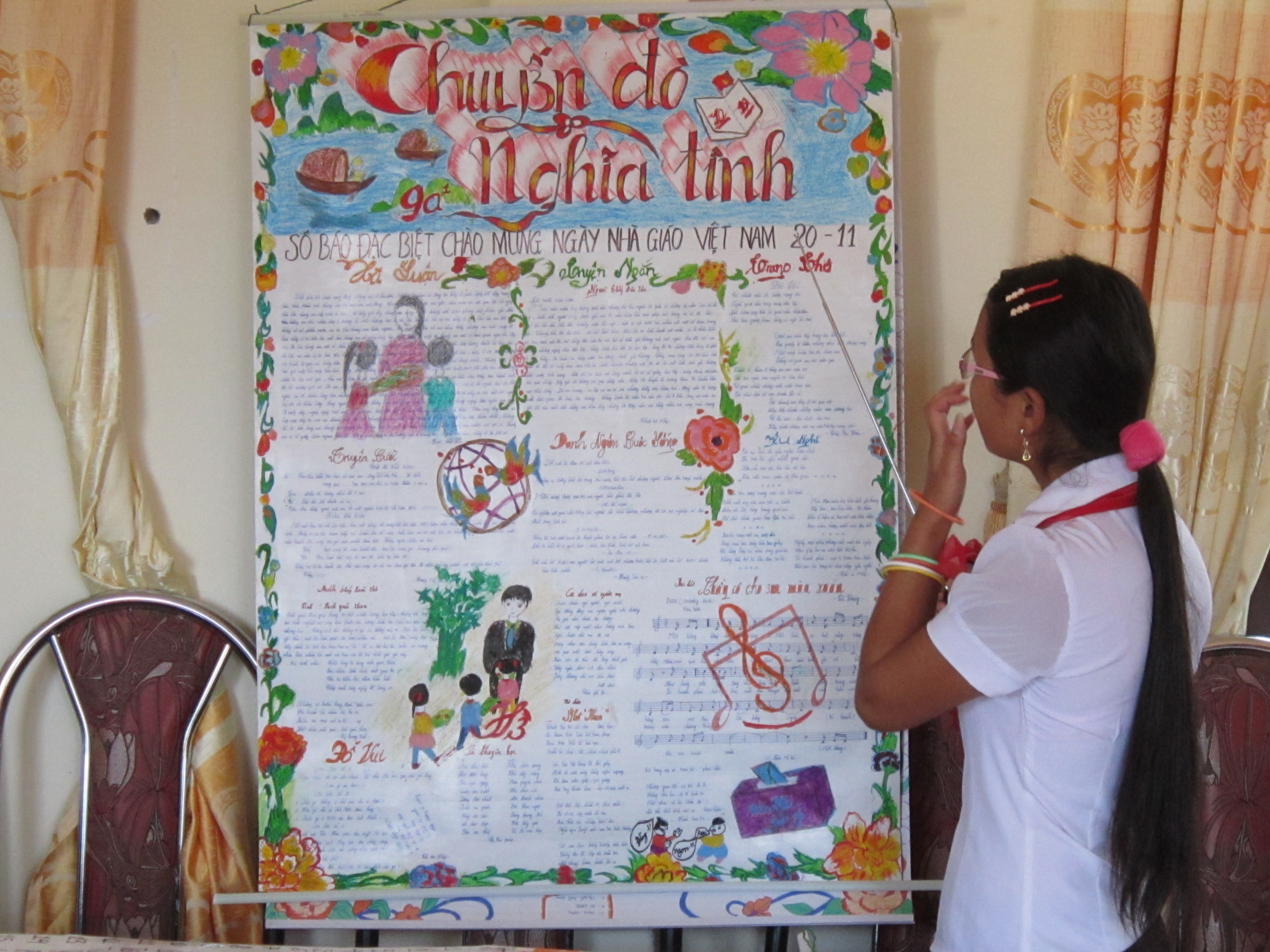 Phong trào làm báo tường vẫn được nhiều nhà trường khuyến khích học sinh tham gia nhân dịp kỷ niệm ngày Nhà giáo Việt Nam 20/11. 