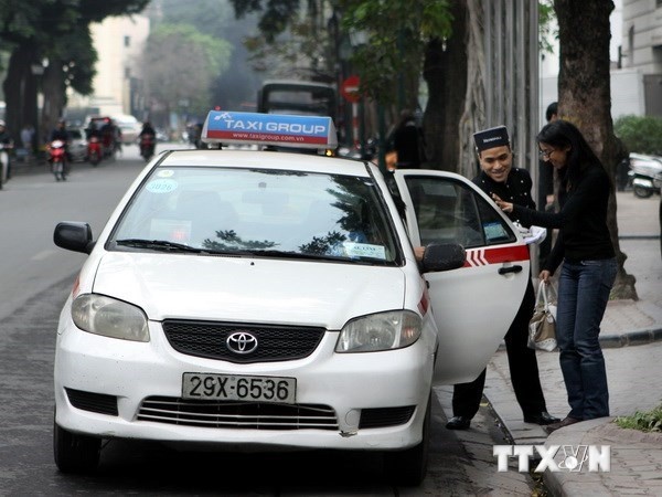 Cac hang taxi dong loat giam cuoc sau khi xang, dau ha nhiet hinh anh