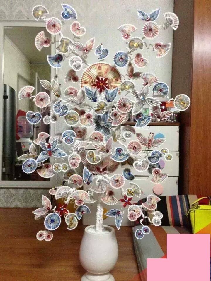 Cây tài lộc làm bằng tiền thật để chơi Tết chào bán sớm. Ảnh: V.G.