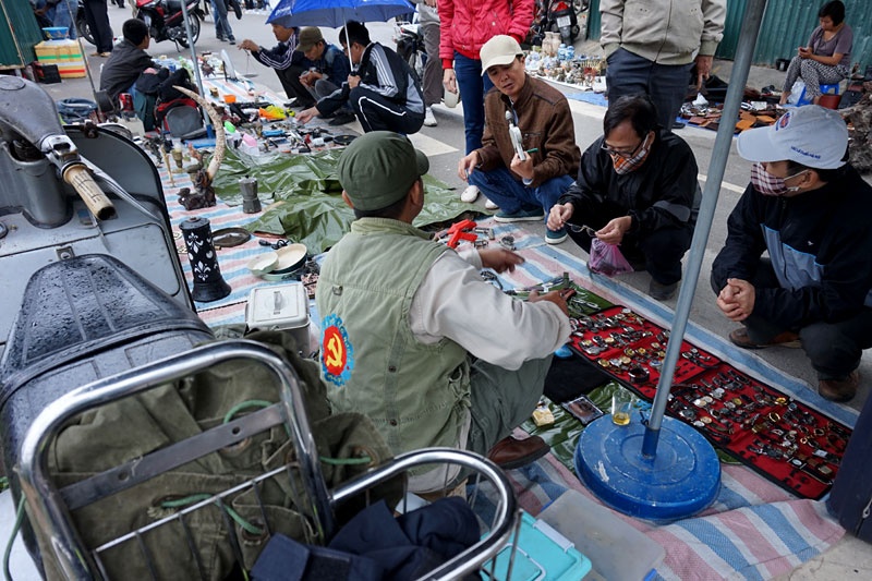 Dù mới chính thức họp hơn 1 tháng nhưng những ngày phiên, người đến mua bán tấp nập.