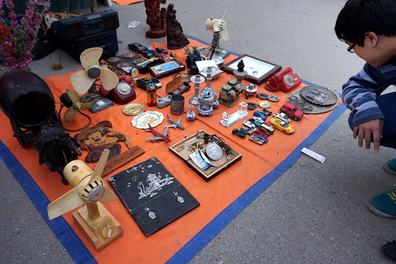 Những chiếc quạt điện Liên Xô (cũ), quạt con cóc do Việt Nam sản xuất thông dụng trong những năm thời bao cấp bày bán cùng nhiều đồ cũ.