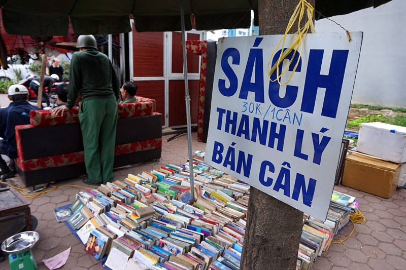 Sách cũ được bán theo kg không cần biết nội dung, thể loại.