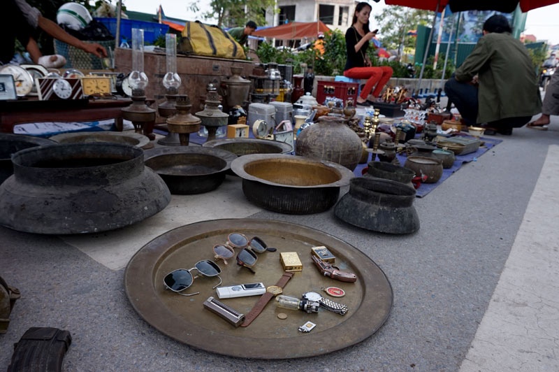 Những mâm, cậu, nồi đồng cả cổ, lẫn cũ đều được tìm thấy ở chợ.