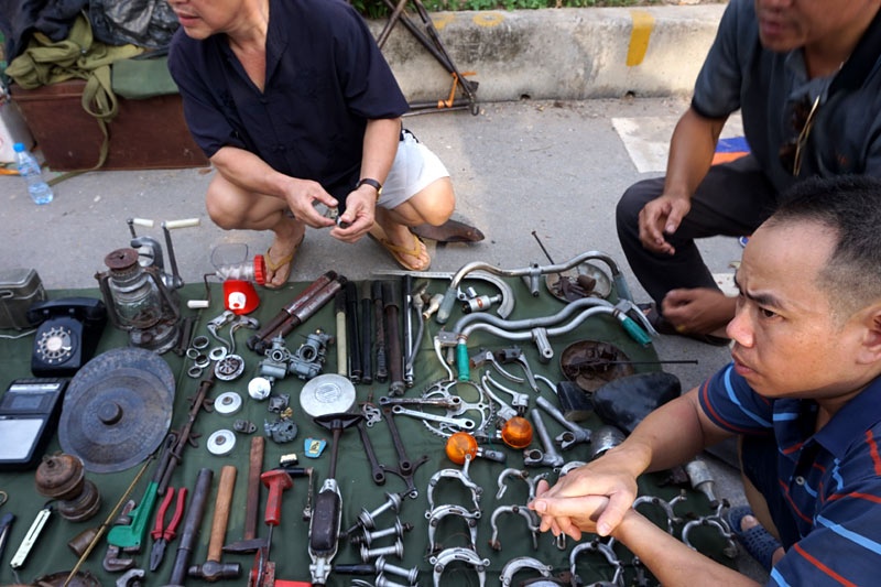 Phụ tùng xe đạp cổ, cũ được bày lẫn lộn với các vật dụng cũ khác.