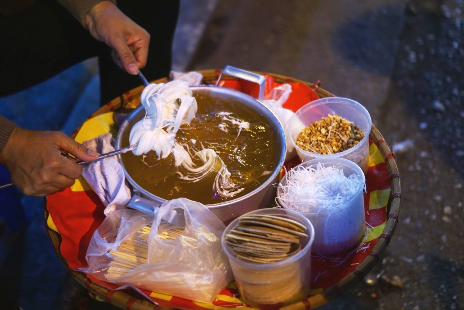 Kiem tien o pho co Ha Noi nho ban qua vat qua khu hinh anh