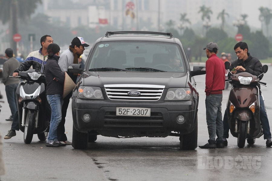 Chỉ cần di chuyển chầm chậm qua trước cửa sân Mỹ Đình, bạn sẽ được hỏi đội ngữ