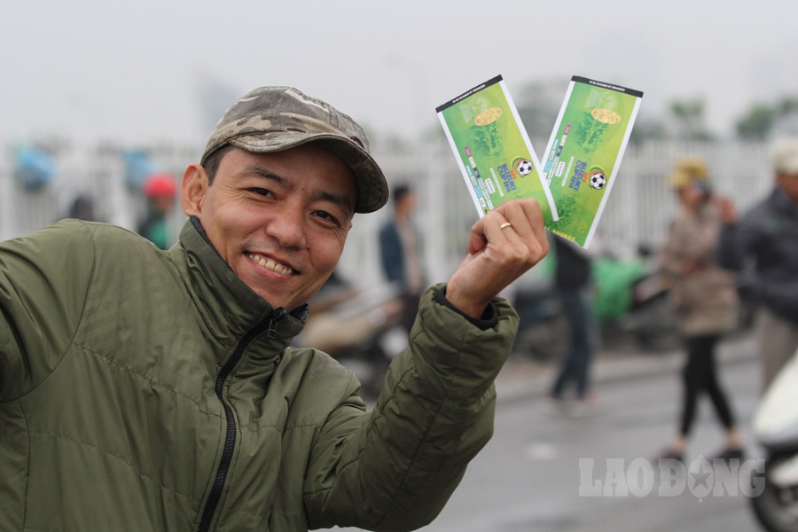 Nhon nhip ve cho den truoc san My Dinh hinh anh