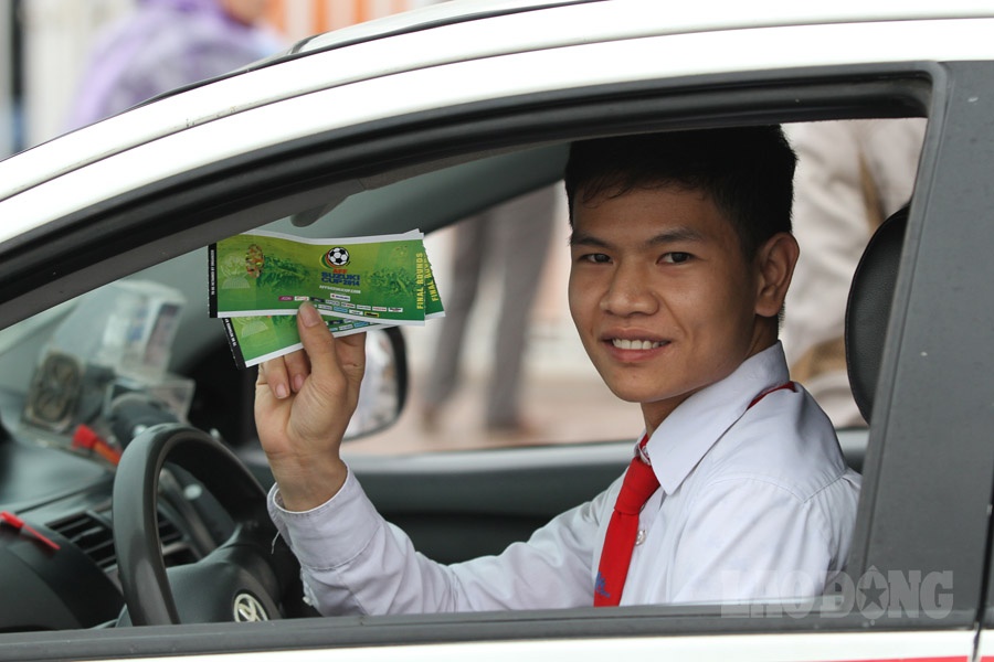 Người lái xe taxi dù rất muốn vào sân chứng kiến đội tuyển bóng đá quốc gia thi đấu trên sân nhà nhưng cũng chỉ dám khoe cặp vé của một hành khách ngồi hàng ghế sau vừa mua trước cửa sân Mỹ Đình.