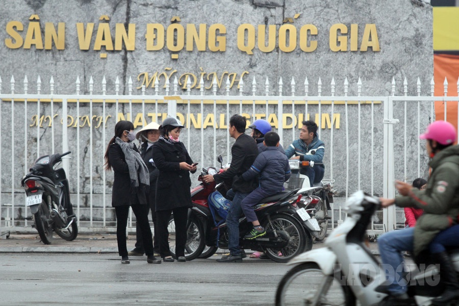 Chiều 10/12, hơn 24 tiếng trước trận bán kết lượt về AFF Suzuki Cup 2014 giữa Việt Nam và Malaysia, người hâm mộ tới SVĐ Mỹ Đình để mong mua được đôi vé vào sân chứng kiến đội nhà thi đấu.