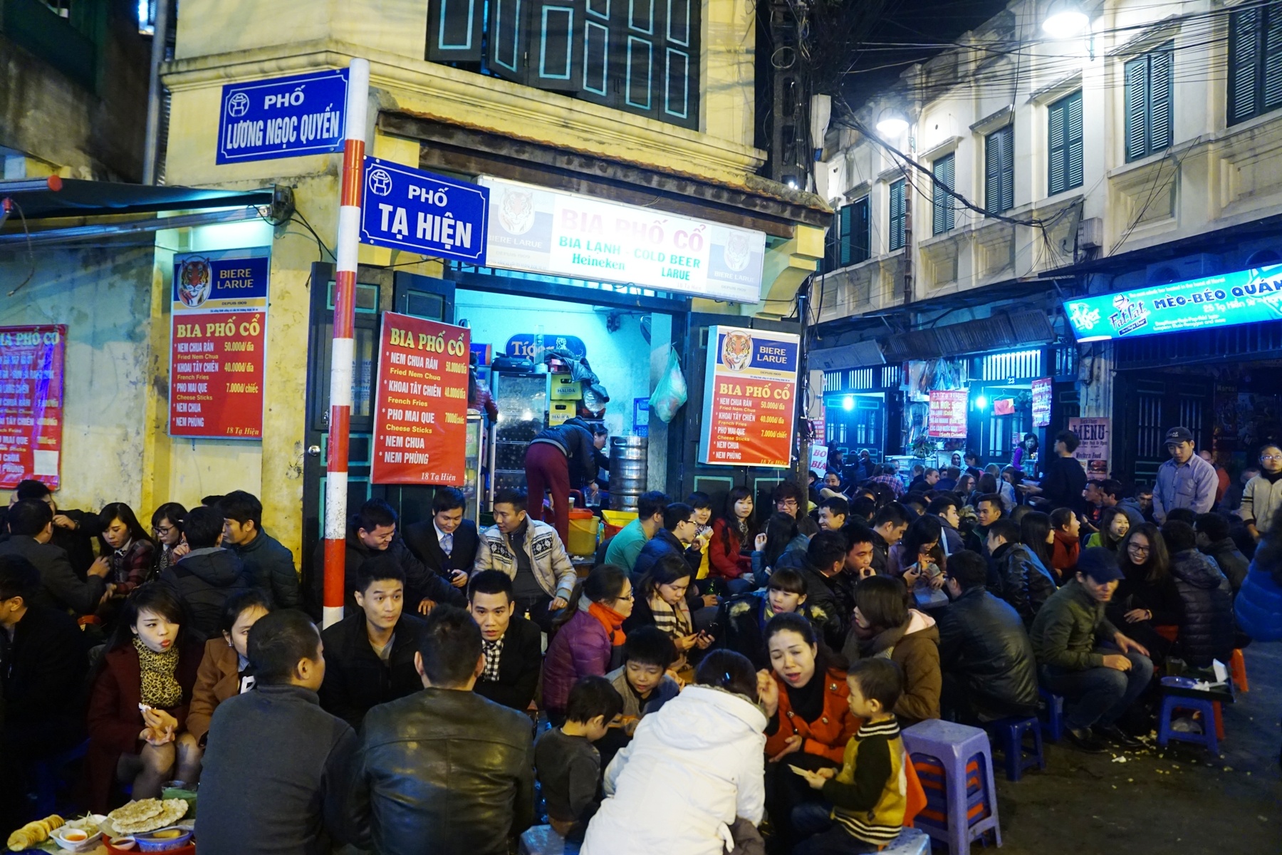 Khách ngồi tràn vỉa hè, lòng đường Hà Nội thưởng thức bia lạnh dưới trời đêm 10 độ C. Ảnh: Duy Hiếu