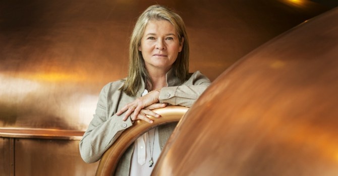 Nguoi phu nu am tham 'giu lua' de che Heineken hinh anh